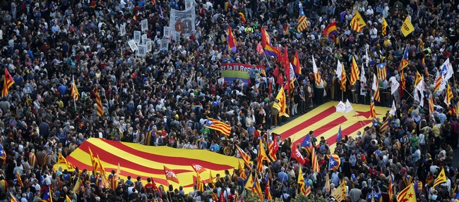 بالصور.. آلاف المتظاهرين يطالبون بنظام جمهوري في إسبانيا