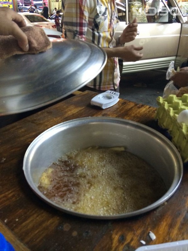 بائع يطبخ المأكولات في الهواء الطلق بـ”غرابي الرياض”