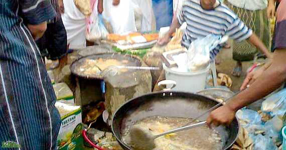 عمالة غير نظامية يعدون وجبات بمنزل شعبي بوادي جازان