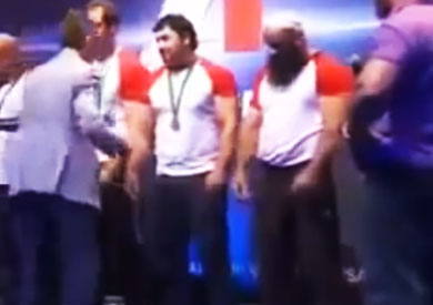 بطل روسي مسلم يغض البصر عن فتاة شبه عارية خلال تتويجه