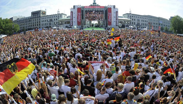 بالصور.. مليون ألماني في استقبال أبطال العالم بمطار برلين