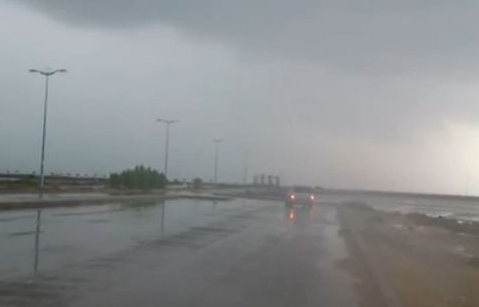 هطول أمطار على “جازان” والدفاع المدني يحذر من ارتياد الأودية
