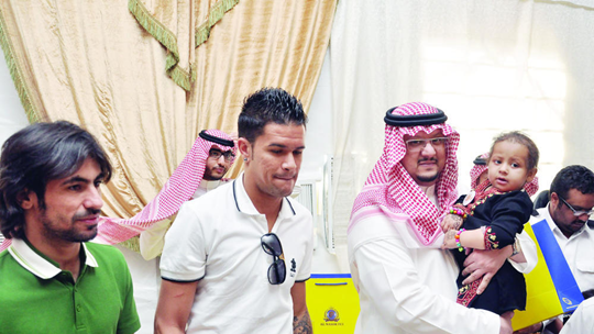 لاعب النصر باستوس: الجمارك السعودية معقدة ونتجاوز مكة بسيارة أجرة