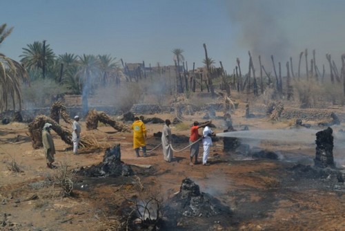 بالصور.. جهود مكثفة لإخماد حريق مزارع نخيل خيبر