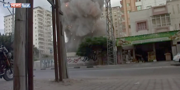 بالفيديو.. قصف اسرائيلي يدمر برجاً سكنياً من 12 طابقا بغزة