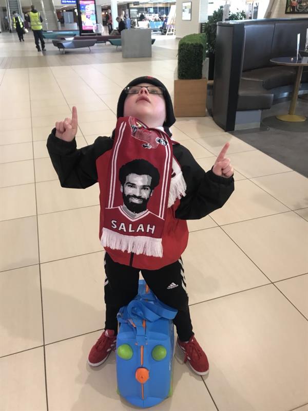 بالصور.. لفتة إنسانية لمحمد صلاح خارج البساط الأخضر