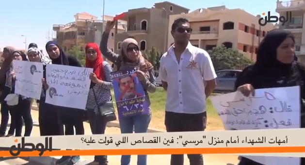 بالفيديو.. تجمع أمهات شهداء الثورة أمام منزل مرسي