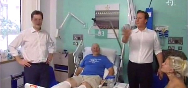 فيديو .. طبيب يطرد رئيس الوزراء البريطاني من المستشفى !