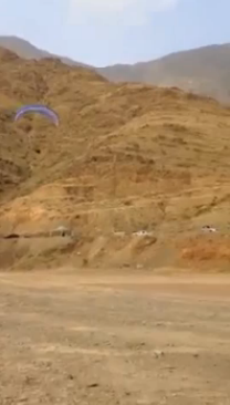 بالفيديو.. سقوط أحد هواة الطيران الشراعي في السودة