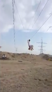 ‏بالفيديو.. شبّان يعبثون بكوابل الكهرباء