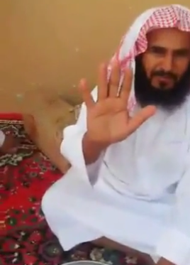 بالفيديو.. سعودي يضرب يده بسكين حادة دون أن تحدث جرحاً