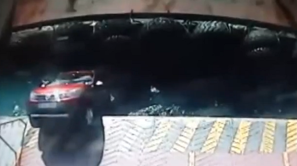 بالفيديو .. سقوط سيارة بداخلها ركاب في البحر بتركيا
