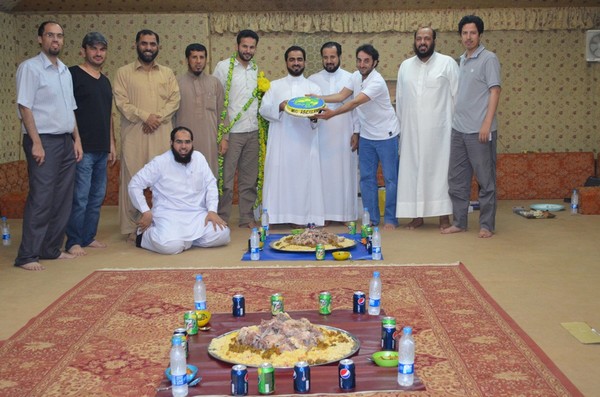 معلم بالمدرسة السعودية بإسلام أباد يحتفل بصعود العروبة لدوري تويوتا