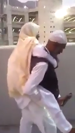 شاهد حاجاً باكستانياً يحمل أمه على ظهره