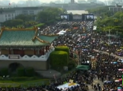 بالفيديو.. آلاف التايوانيين يتشحون بالسواد في مظاهرة ضد اتفاقية صينية بالبلاد