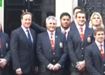 بالفيديو.. لاعب يسخر من رئيس الوزراء البريطاني بوضع أصبعيه السبابة والوسطى خلف رأسه!