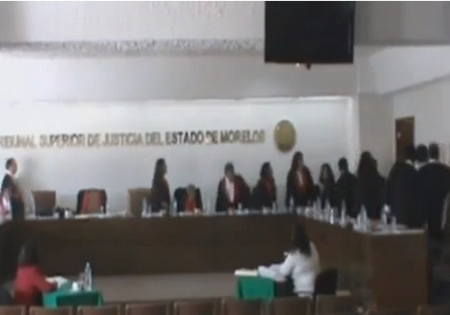 بالفيديو.. قاضٍ مكسيكي ينهال على زميليه لكماً أثناء المحاكمة