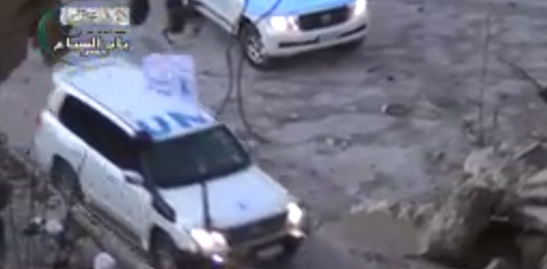 بالفيديو.. قوات الأسد تستهدف وفد الأمم المتحدة
