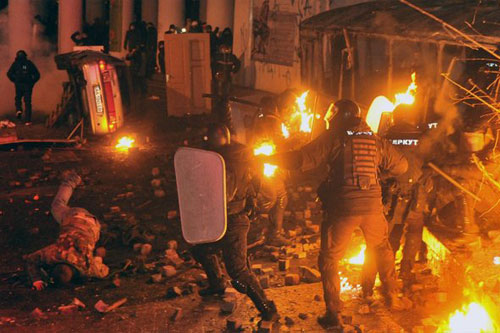 شاهد بالصور .. حرب حقيقية بين الشرطة الاوكرانية والمتظاهرين