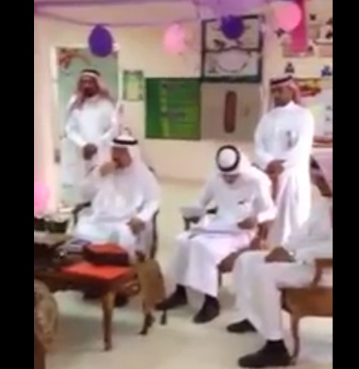 بالفيديو.. مدير تعليم الطائف يتجول بمدرسة بنات مع 4 من زملائه