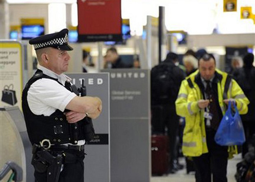 بريطانيا تشدد إجراءات أمن المطارات بعد تحذيرات أمريكية