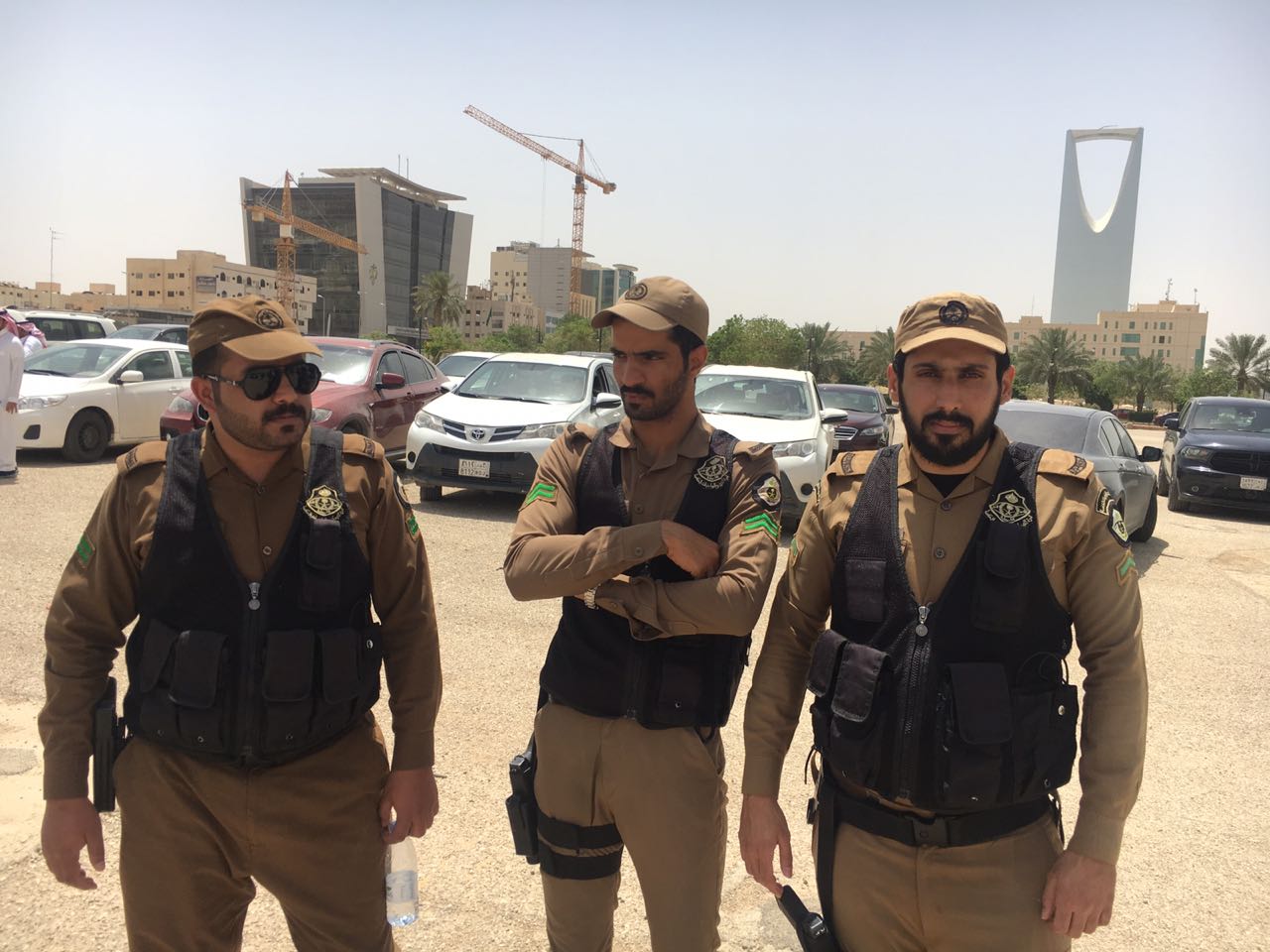 بالصور.. ضبط 29 وافدًا مخالفًا يعملون في بترينات بيع الجوال في الرياض