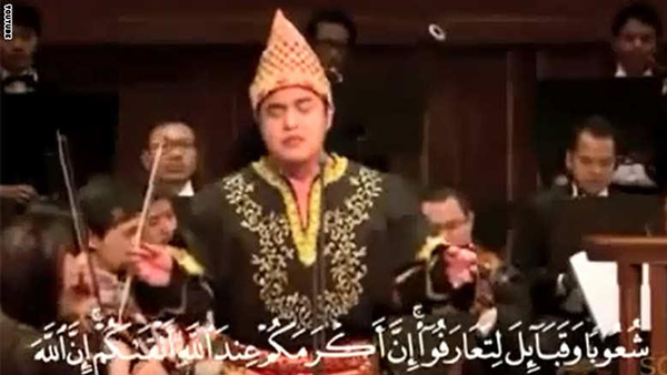 “صحفي إندونيسي” يكشف حقيقة فيديو “غناء القرآن”