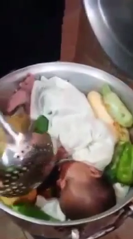 بالفيديو.. شاهد مواطن يطهو رضيعاً داخل قِدر طعام!
