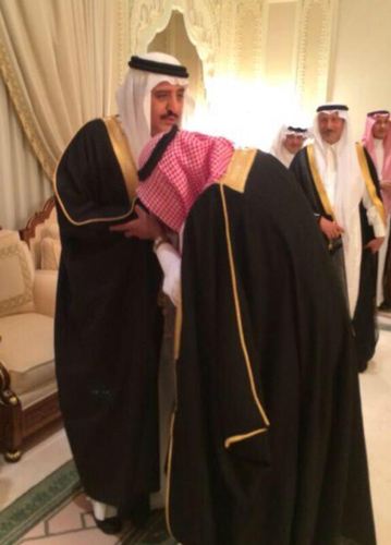 بالصور.. الأمير مقرن يقبل يد الأمير أحمد بعد تلقيه بيعته
