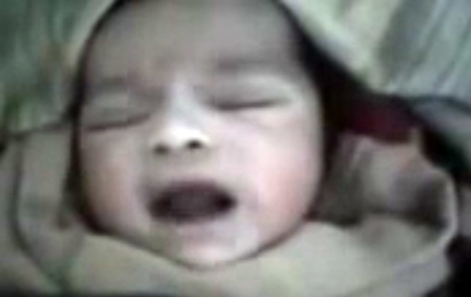 بالفيديو.. مولودة سورية تنطق باسم “الله”