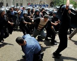 الشرطة المصرية تفرّق المحتجين على تعيين محافظين جدد بالغاز
