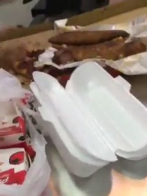 بالفيديو.. مطعم شهير يقدم وجبة محروقة لمواطن بالطائف