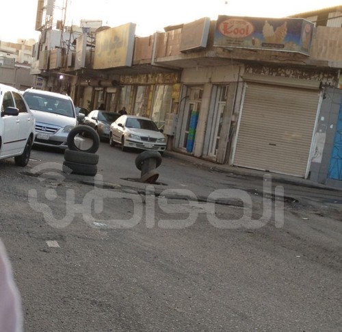 فوهة مجاري طافحة تغرق حي الرويس بجدة منذ شهر