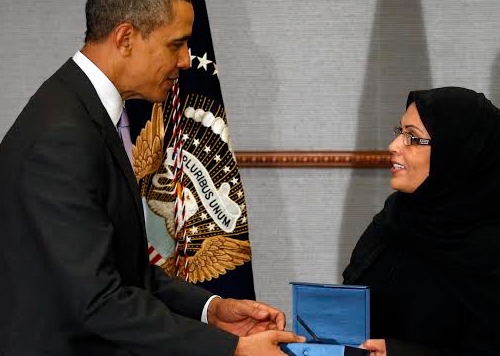 بالصور.. أوباما يسلّم مها المنيف جائزة المرأة الشجاعة