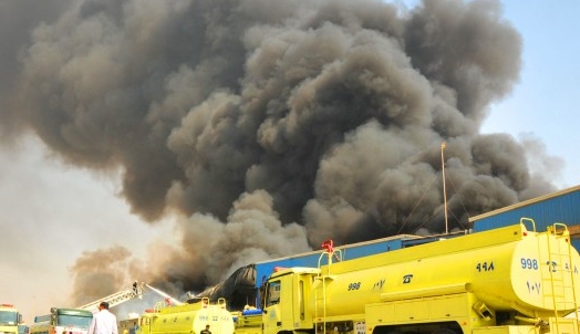 14 فرقة للدفاع المدني تكافح حريقاً في مصنع كيماويات بـ”خمرة جدة”