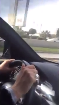 بالفيديو.. عائشة المانع تقود سيارتها على كورنيش الخبر