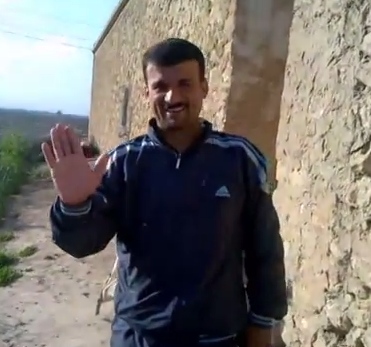 بالفيديو.. استشهاد سوري أصابته قذيفة أثناء تصوير بلدته!