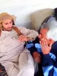 بالفيديو.. “داعشي” يُهدد مُسناً بالقتل لجهله بالدين