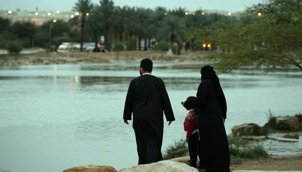 بالصور.. سعوديون يرفعون شعار بعد الأمطار” تحلو النزهات”
