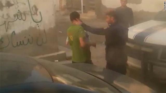 سجن رجل أمن بحريني بعد فيديو صفعه لمواطن