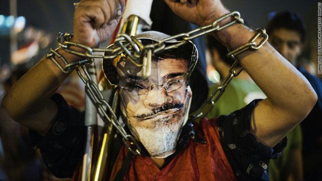 هل يمثل مرسي أمام المحكمة بدون محامين؟