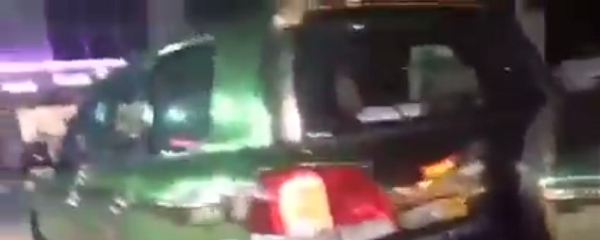 بالفيديو.. سيارة مطلية بالذهب الخالص تخطف الأنظار في السعودية