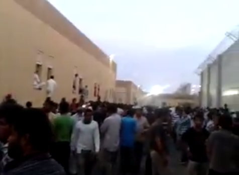 بالفيديو ..مخالفون يمنيون يثيرون شغباً بمركز الإيواء في مكة