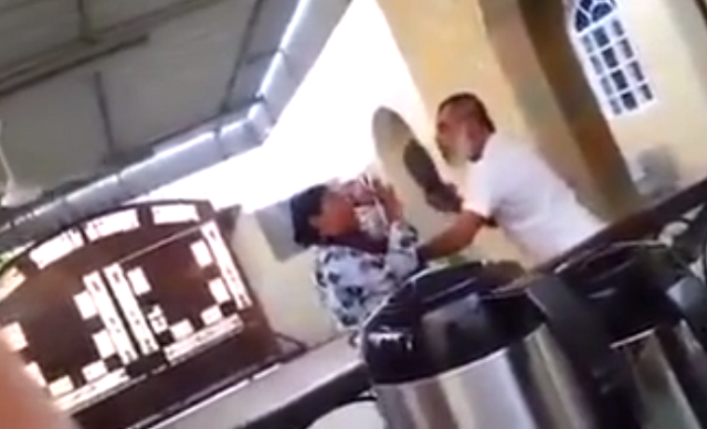 فيديو متداول.. مُسن يضرب خادمته بوحشية أمام أطفاله