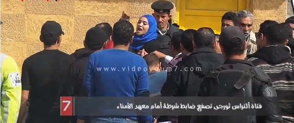 بالفيديو.. فتاة مصرية تصفع ضابط شرطة حاول التحرش بها