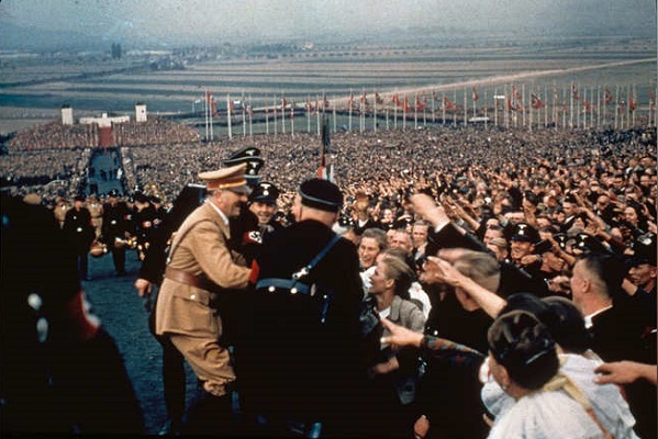 صور نادرة لـ”هتلر”بين مؤيديه