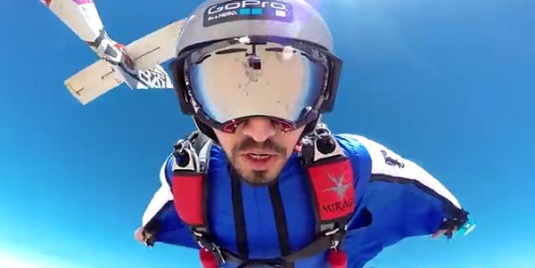 بالفيديو.. كويتي يقفز من طائرة على ارتفاع 13 ألف قدم