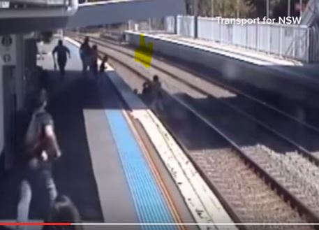 بالفيديو.. شجاعة أم قفزت  على مسار قطار لإنقاذ طفلها من الدهس