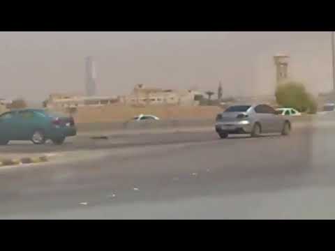 بالفيديو.. قائد سيارة ينشغل بالجوال فيصطدم بمركبة أمامه