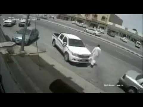 ‏بالفيديو.. شاب ينجو بأعجوبة من حادث مروري مروع - المواطن